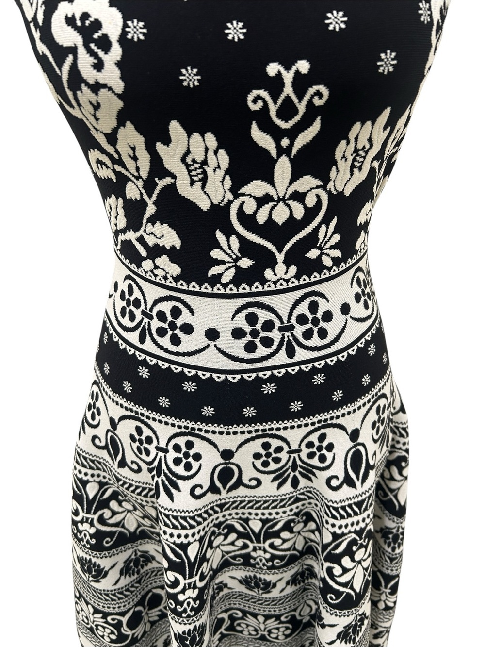 Alexander McQueen Black cream Floral Jacquard sleeveless fit & flare Dress small - Picture 4 of 9